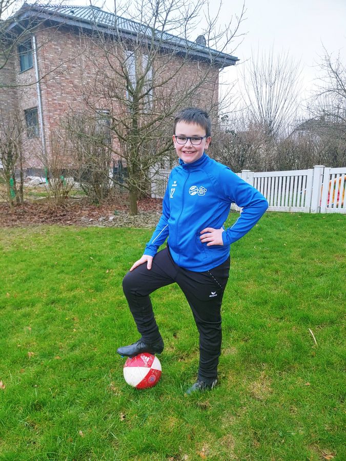 Henning Rüther mit Trikot und Ball. Foto: Rüther