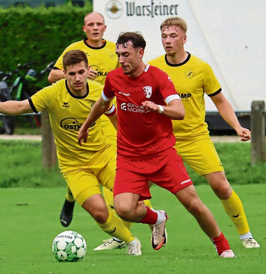 Alle Kräfte bündeln will der SuS Bad Westernkotten, hier mit (v.l.) Lukas Traufetter, Merlin Sonntag und David Wallmeier, in der neuen Saison. Nach einer guten Vorbereitung darf man gespannt sein, wie der Landesligist nun aus den Startlöchern kommt. Foto: Feichtinger