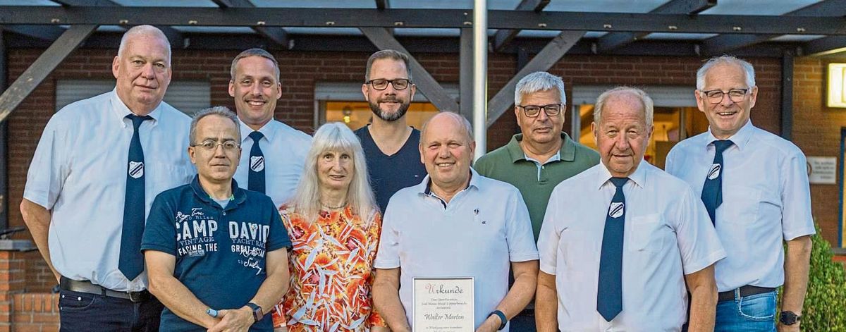 Der Vorstand von BW Lipperbruch zog Bilanz, ehrte seine Jubilare und zwei Mitglieder für herausragende Verdienste im Ehrenamt (v.l.): Michael Klottka (2. Vorsitzender), Jens Ulrich (50 Jahre Mitglied), Mario Kirschner (Geschäftsführer und 25 Jahre Mitglied), Dagmar Tochtrop (40), André Jaworsky (erhielt die silberne Vereinsnadel), Walter Marton (wurde zum Ehrenmitglied ernannt), Volker Bockes (50), Karl-Heinz Jaworsky (1. Vorsitzender) und Peter Jablonka (Kassierer).