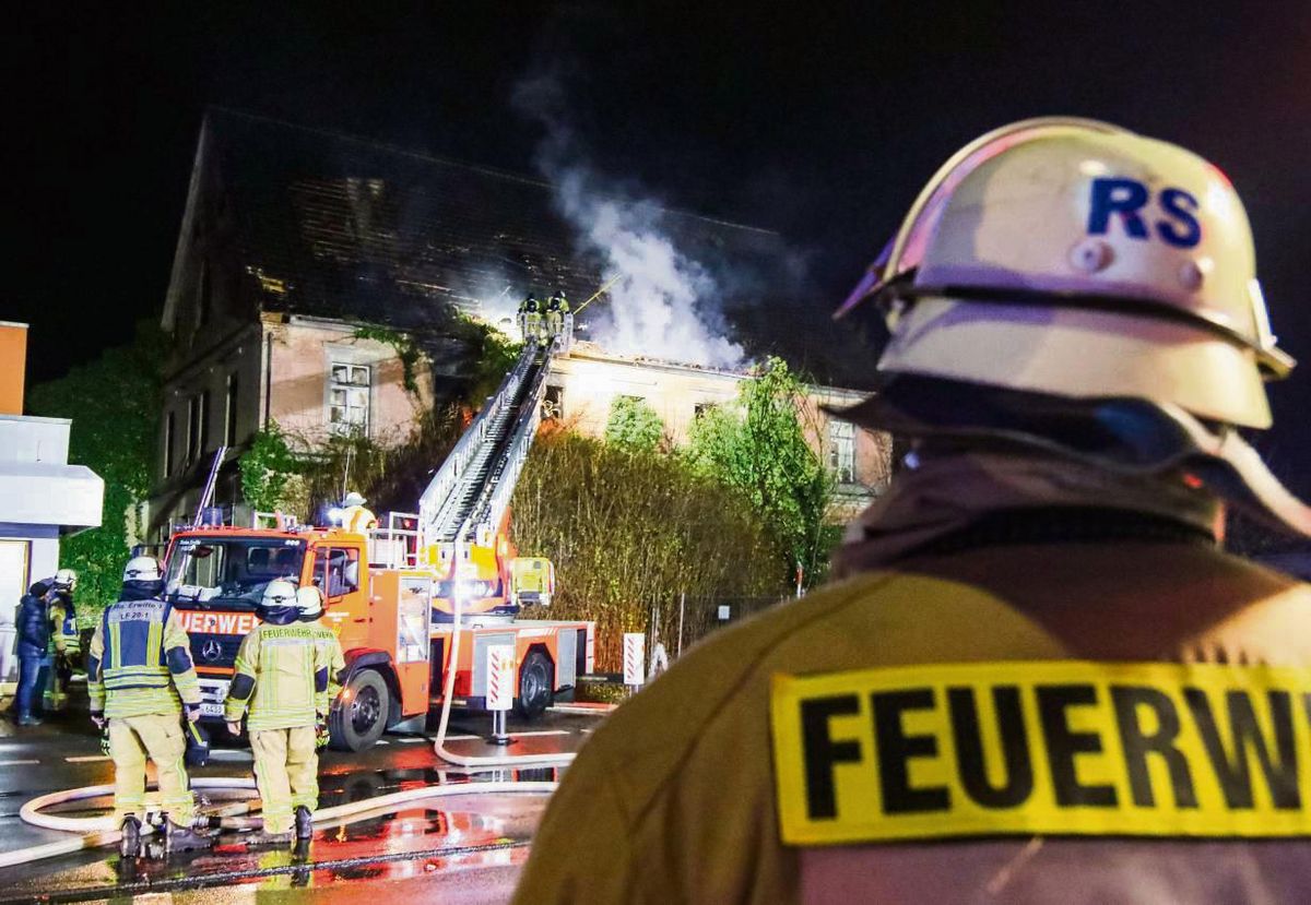 Feuerwehrleute aus dem ganzen Erwitter Stadtgebiet wurden im letzten Jahr zu einem Brand an der Lippstädter Straße gerufen. Per Drehleiter löschten die Brandschützer Glutnester unter dem Dach. Foto: Winkelmann