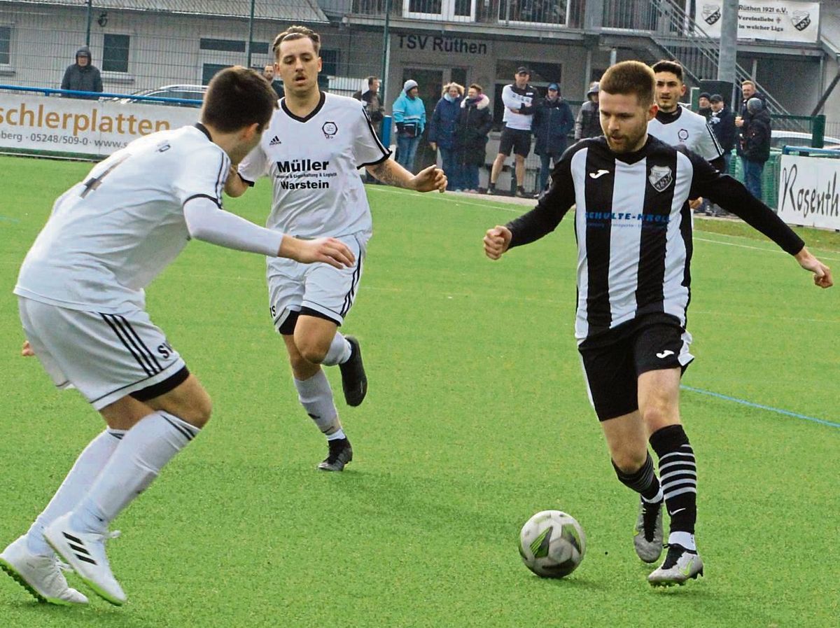 Der TSV Rüthen (rechts mit Felix Schulte) hat das Ziel, noch Platz fünf zu erreichen, aus den Augen verloren. Zuletzt spielte man dreimal in Folge nur unentschieden. Foto: Brand