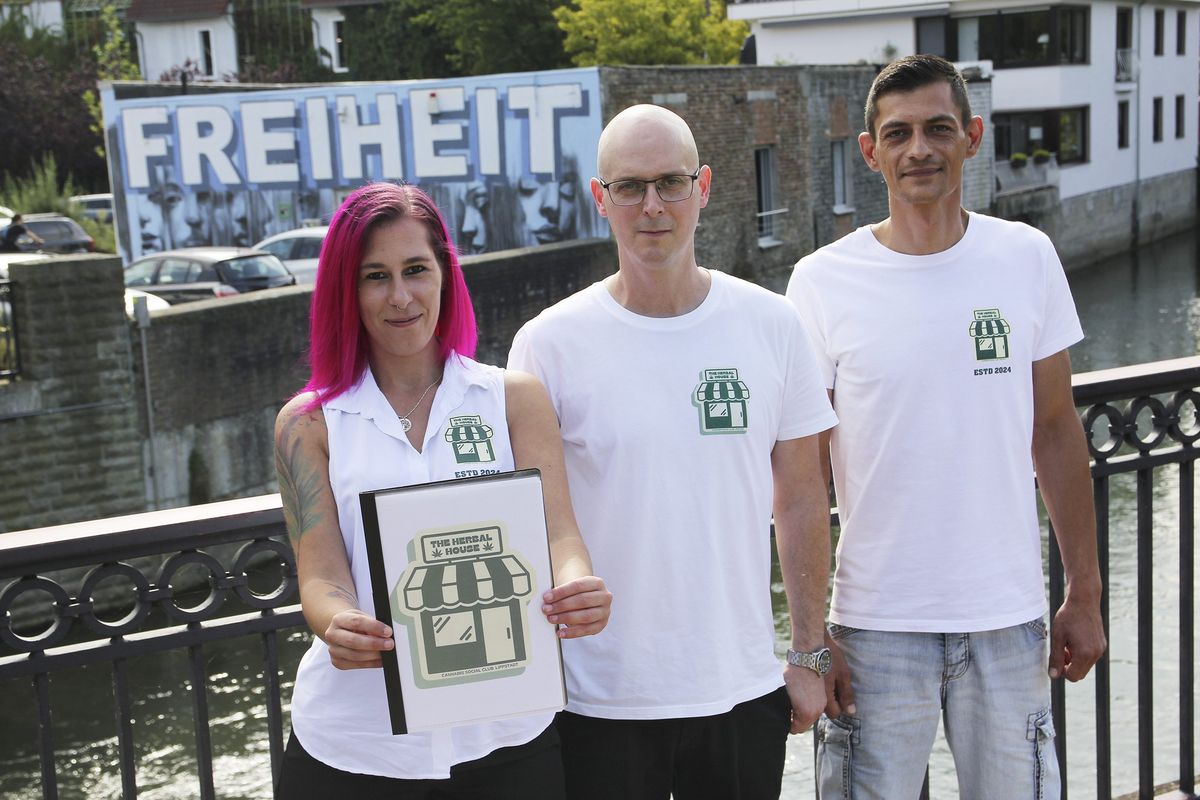 Der Vorstand des Cannabis-Clubs The Herbal House freut sich über die Freiheit der neuen Cannabis-Gesetzgebung (v.l.): Ina Wienhold, Slavko Gorhold und Thomas Kassel. Foto: Puls