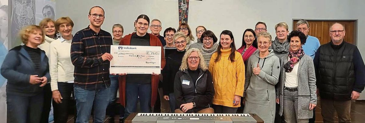Einen symbolischen Scheck über 760 Euro haben die Hospitalsingers jetzt an Andreas Schneider zugunsten des heimischen Vereins Horizontas übergeben.