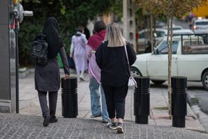Frauen mit und ohne Kopftuch sind in Teheran unterwegs. - Foto: Arne Immanuel Bänsch/dpa