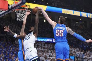 Die Defensive um Hartenstein dominierte die Gäste und legte den Grundstein für den klaren Sieg. - Foto: Nate Billings/AP/dpa