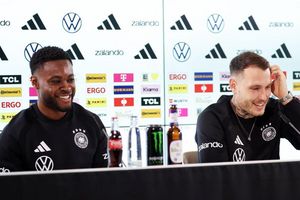 Ridle Baku (l.) und David Raum (r.) sprechen bei der DFB-Pressekonferenz über ihre Rollen. - Foto: Christian Charisius/dpa