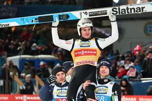 Domen Prevc wird von seinen Teamkollegen gefeiert. - Foto: Daniel Karmann/dpa