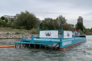 Die Müllfalle – genannt "Rheinkrake" – schwimmt an ihrer Position auf dem Rhein in Köln. (Archivbild) - Foto: Leandra Hamann/Universität Bonn/dpa