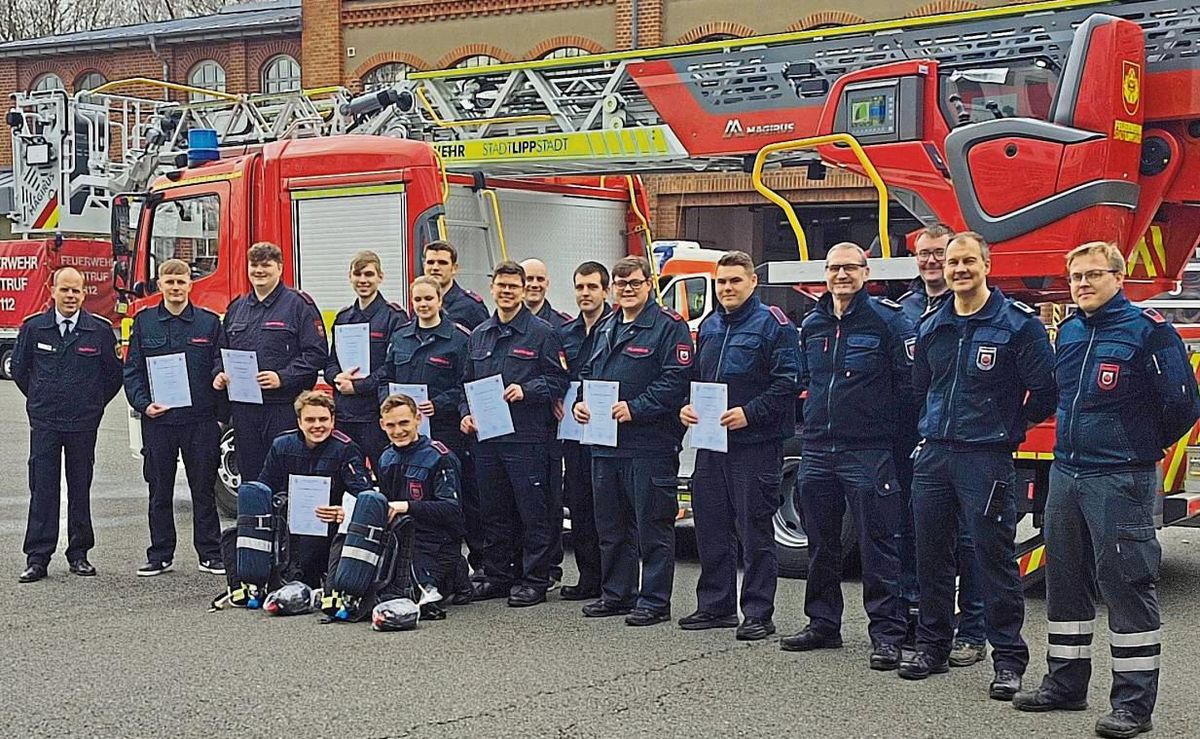 Zwölf neue Atemschutzgeräteträger wurden jetzt bei der Feuerwehr Lippstadt ausgebildet: Wehr-Chef Christian Meyer (l.), Ausbildungsleiter Ansgar Grün (2.v.r.) und Lehrgangsleiter Thorsten Bösch (4.v.r.) gratulierten den Wehrleuten zur bestandenen Prüfung. Foto: Feuerwehr Lippstadt