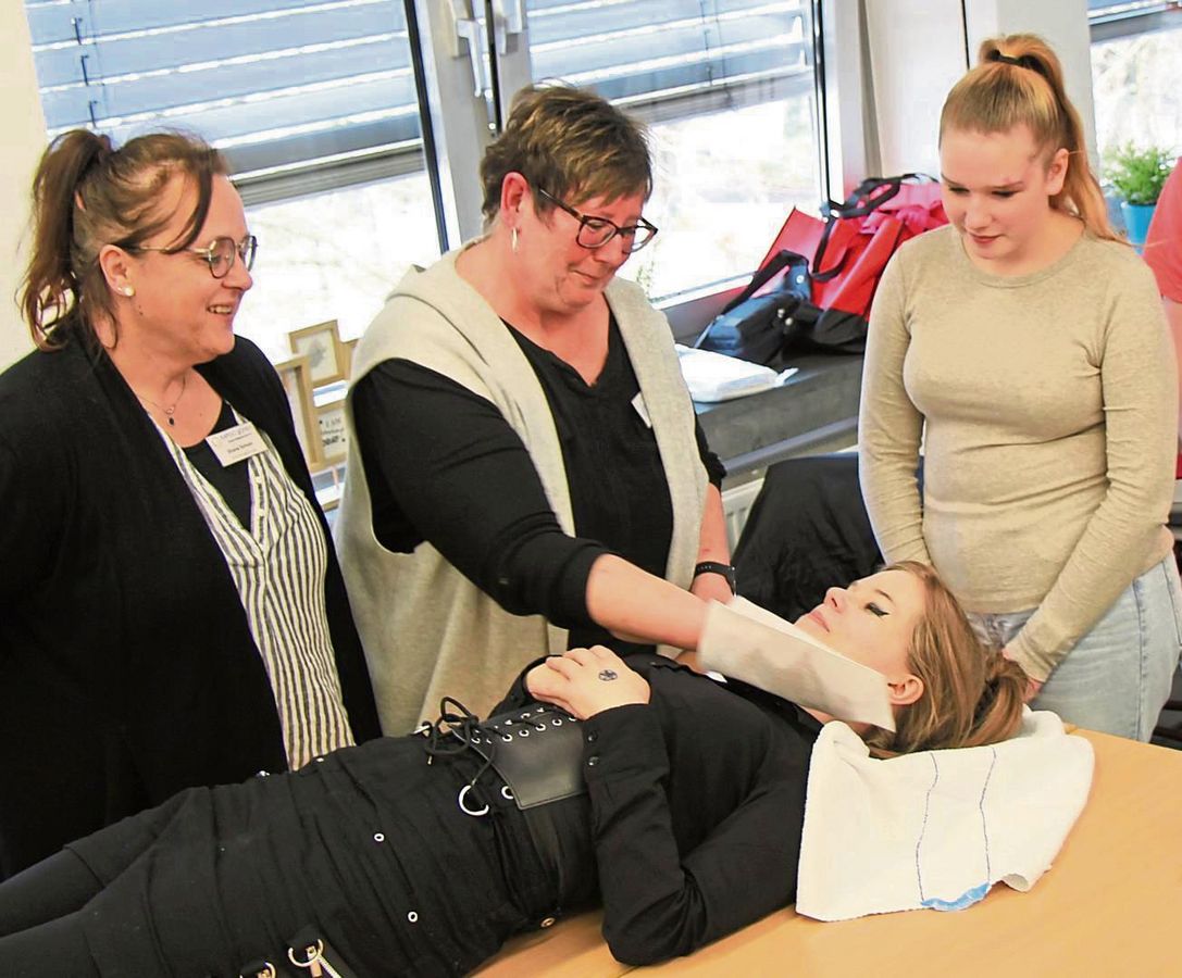 Eigentlich kann sich Abigail natürlich selbst waschen, in der AG demonstriert Sonja Bittner (2.v.l.) an ihr aber, wie es im Pflegeheim abläuft. Fotos: Löseke