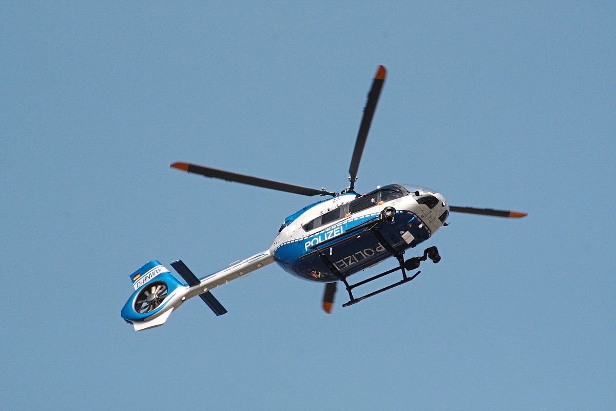Die Polizei suchte den flüchtenden Unfallverursacher per Hubschrauber - ohne Erfolg. Symbolfoto: Niggenaber