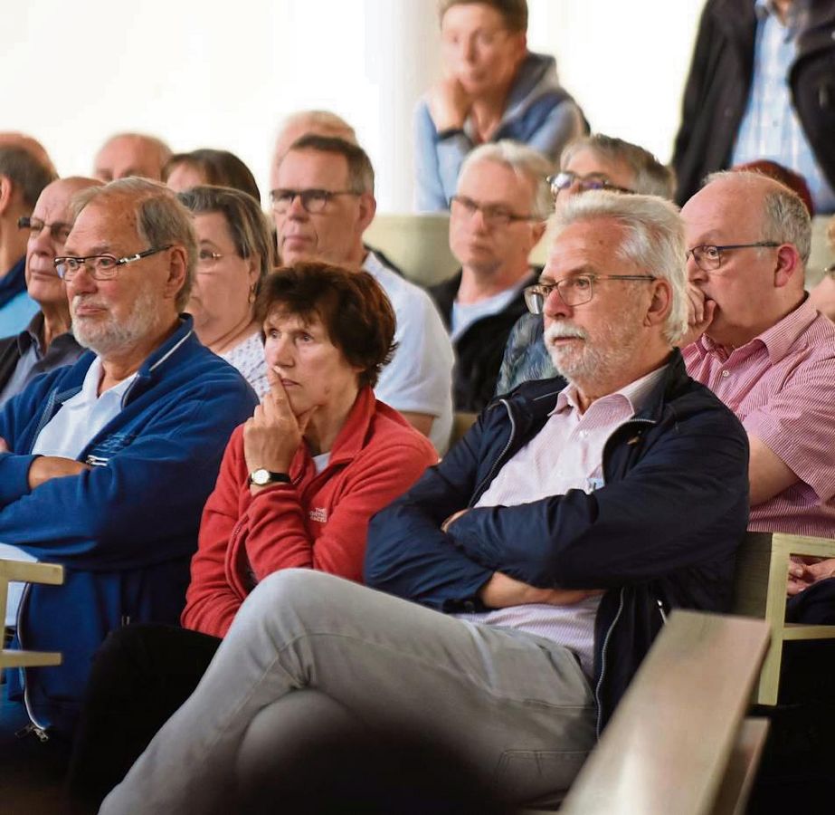 Nachdenkliche Gesichter und stille Betroffenheit: Viele der über 100 Teilnehmer in der St.-Pius-Kirche bewegt der begonnene Immobilienprozess. Fotos: Giannakis