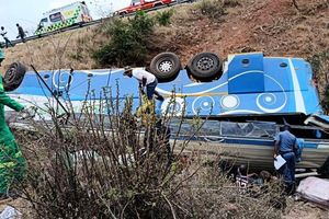 Der Fahrer soll die Kontrolle über den Reisebus verloren haben. - Foto: Uncredited/South African Department of Transport and Community Safety/AP/dpa