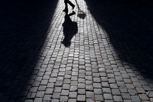 Die Opferschutzorganisation Weißer Ring spricht von schweren seelischen Belastungen wie Schlaflosigkeit und Angstzuständen infolge von Überfällen. (Symbolbild) - Foto: Federico Gambarini/dpa