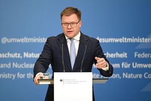 «Richtig geile Autos» bringen die deutschen Hersteller nach Ansicht von Bundesumweltminister Carsten Schneider (SPD) auf den Markt für Elektroautos. - Foto: Elisa Schu/dpa