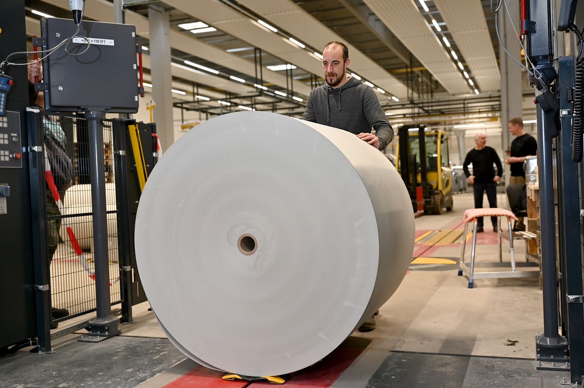 Auf dem „Schlitten“ in die Maschine: Simon Wagner schiebt die Papierrolle an die richtige Position.