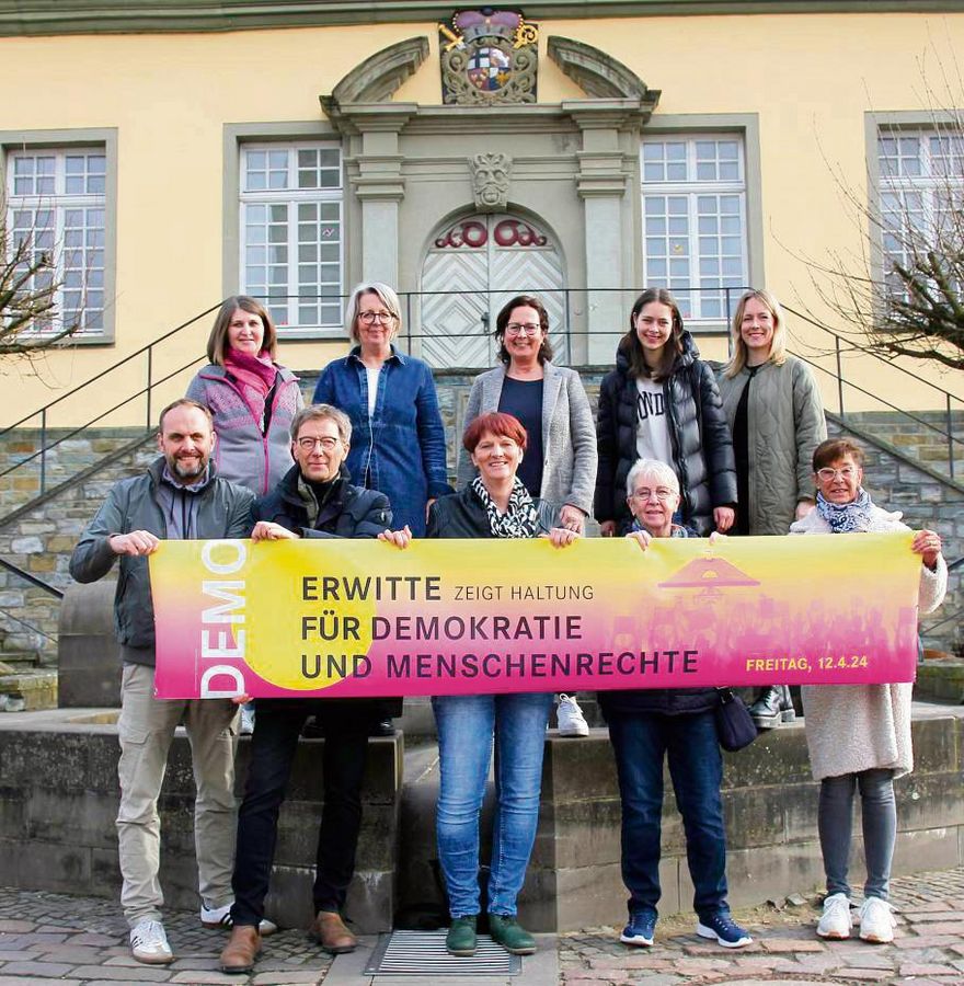 Das Organisationsteam „Erwitte zeigt Haltung“ ruft im April zur Demo auf (v.l.): Frank Groene, Katja Sauerborn, Ulrich Scheithauer, Eike Buttermann, Karin Janzen, Petra Henke, Sophie Kampert, Margret Michals, Franziska Henke und Heike Marx. Foto: Puls