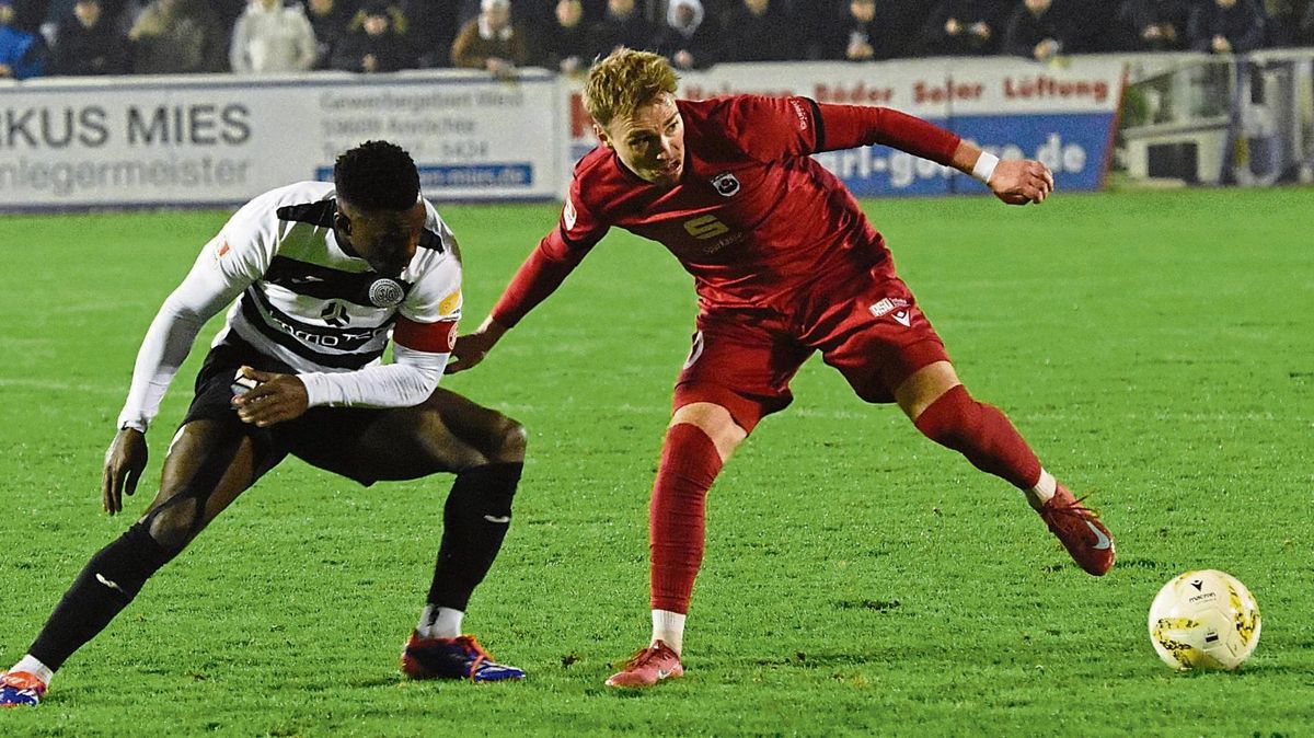 Saß fünf Minuten vor der Halbzeit plötzlich auf dem Rasen und hielt sich den linken Oberschenkel: Für Lippstadts Maximilian Franke (r.) war das Topspiel vorzeitig beendet. Ihn ersetzte Simon Kötter. Bis zu seiner Auswechslung beschäftigte Franke die gegnerische Abwehrreihe ganz schön. Fotos: Thorsten Heinke