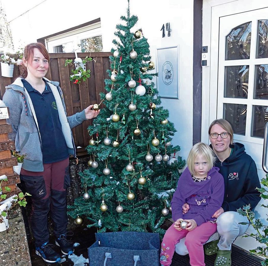 Vom Wunschbaum vor der Praxis von Tierärztin Stefanie Scholz (r.) können jederzeit Kugeln mit Wünschen von Tierheimbewohnern gepflückt werden. Foto: Marcus Kloer