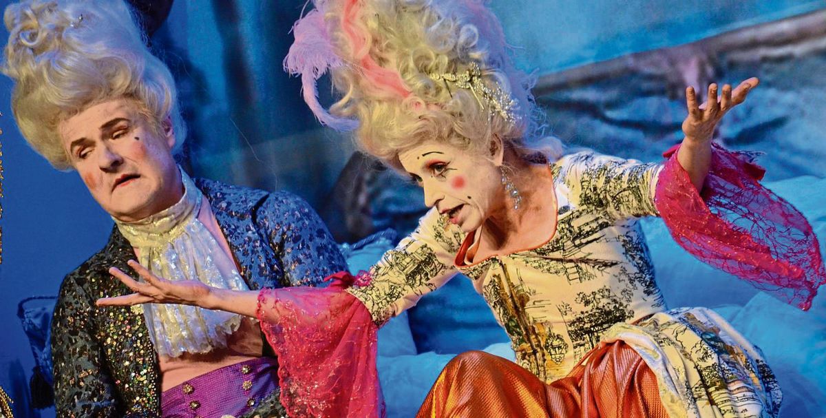 Marie-Antoinette (Anna Thalbach) und ihr Gatte Ludwig (Klaus Christian Schreiber) sitzen im goldenen Käfig. Foto: Gröbing