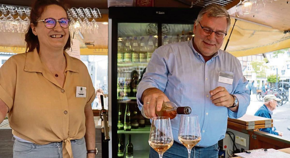 Grauburgunder ist der Hit – das Weingut Schmitt-Peitz ist zum ersten Mal in Geseke zu Gast. Fotos: Bertermann