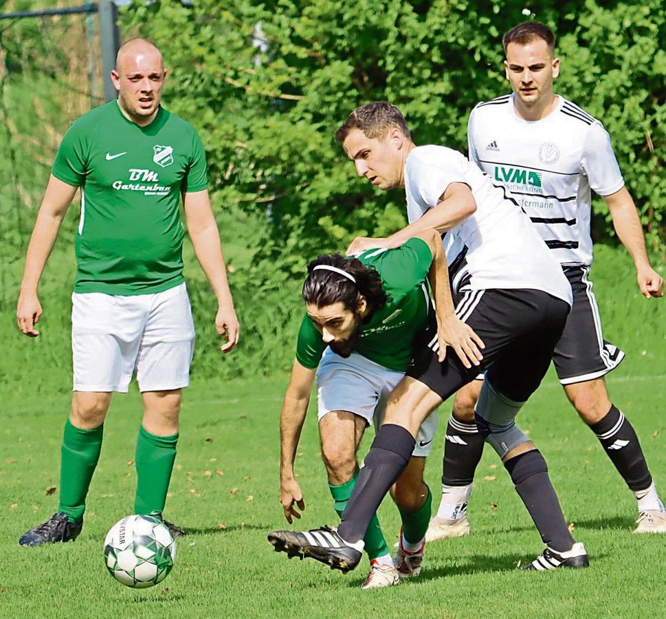 Ein Sieg gegen Hörste II, und der Klassenerhalt wäre für die Mannschaft von Germania Stirpe (grüne Trikots) so gut wie fix. Aufstiegsanwärter Arminia Langeneicke (in Weiß) muss sich derweil im Nachholspiel mit dem souveränen Tabellenführer SC Lippstadt auseinandersetzen. Für die Lohmann-Truppe ist ein Sieg quasi Pflicht. Foto: Feichtinger