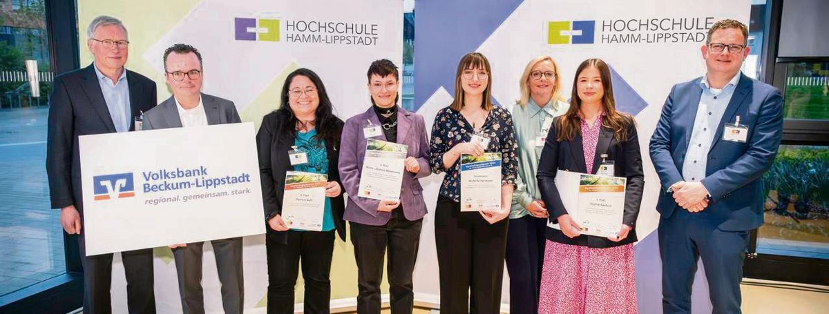 Preisträgerinnen und Laudatoren des Nachhaltigkeitspreises der Volksbank Beckum-Lippstadt: (v.l.) Wilhelm Coprian (Akademische Gesellschaft), Mario Deimel (Volksbank), Patricia Suhl, Marie Wesemann, Michelle Hallmann, Anja Richter (Zentrum für Forschungsmanagement), Sophie Rasfeld und Prof. Sebastian Verhoeven.