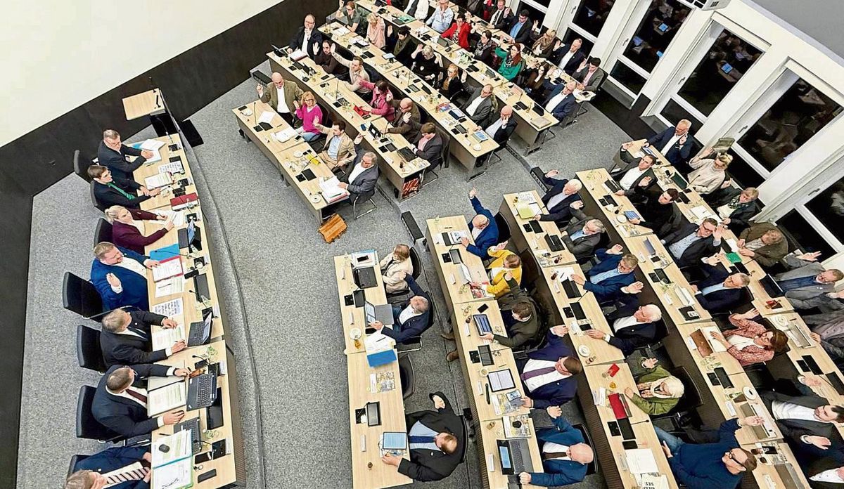 Vielfalt: Der neue Kreistag besteht aus 68 Mitgliedern. Konkreter: 48 Männer und 20 Frauen im Alter zwischen 18 und 82 Jahren aus acht Parteien leiten in den kommenden fünf Jahren die Geschicke des Kommunalparlaments. Foto: Ursula Vielberg