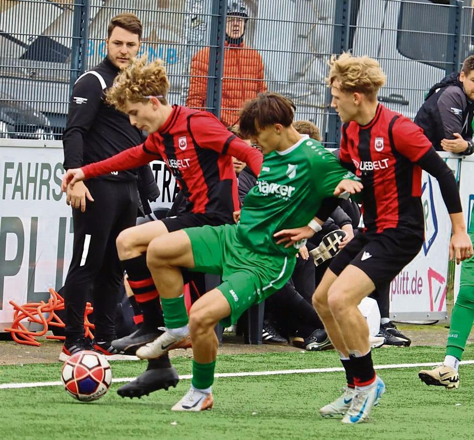 Trotz ihrer Favoritenrolle beim Gastspiel in Hombruch wollen die B-Junioren des SV 08 (in Schwarz-Rot) die Aufgabe beim Tabellenletzten mit voller Konzentration angehen. Auch die Lippstädter A-Jugend bekommt es mit dem Hombrucher SV zu tun. Foto: Feichtinger
