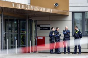 Am Donnerstag verletzte ein Schüler vier Mitschüler mit Messerstichen. Die Polizei überwachte daraufhin das Gymnasium. - Foto: Christoph Reichwein/dpa