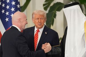 FIFA-Chef Infantino hält enge Bande zum US-Präsdienten und nach Saudi-Arabien. - Foto: Alex Brandon/AP/dpa