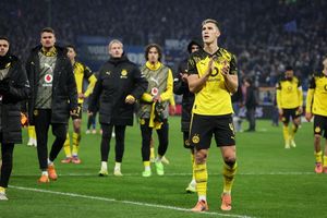 Erlebte im Spiel beim HSV einen Schreckmoment: BVB-Nationalspieler Nico Schlotterbeck (vorne, r). - Foto: Christian Charisius/dpa