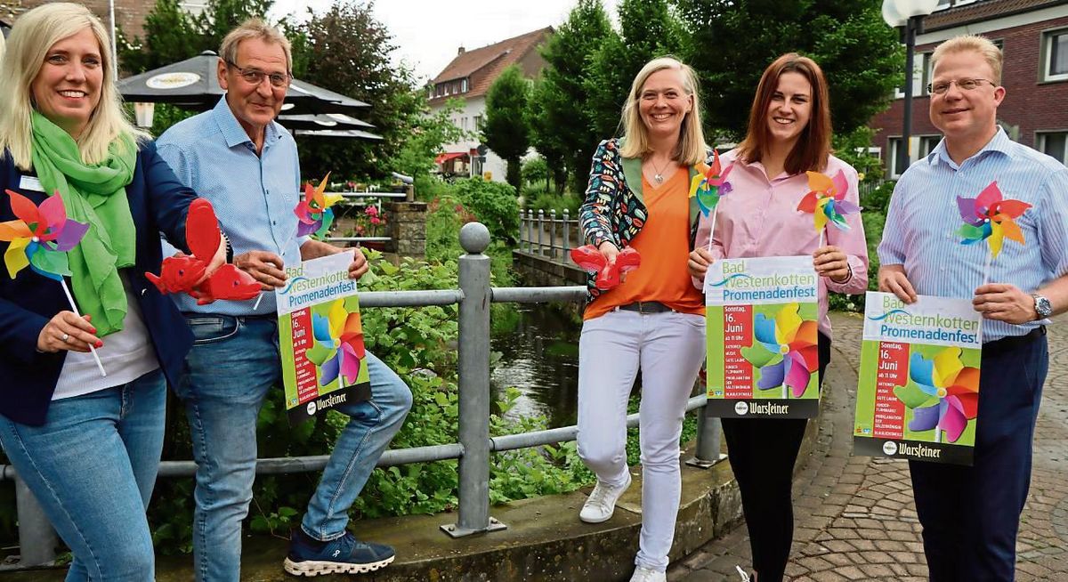 Bereit fürs Promenadenfest (v.l.): Martina Mertensmeier (Tourist-Information), Ortsvorsteher Franz-Josef Schütte, Katrin Stelter (Tourist-Information), Sälzerkönigin Hannah Pilk und Mike Bernasco, Geschäftsführer der Heilbad GmbH. Foto: Dietz
