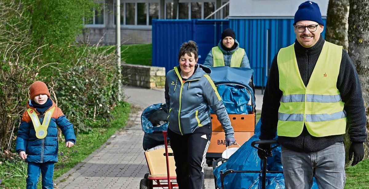 Erwachsene, Kinder und Jugendliche waren für den Frühjahrsputz in der Geseker Innenstadt unterwegs. Fotos: Tuschen