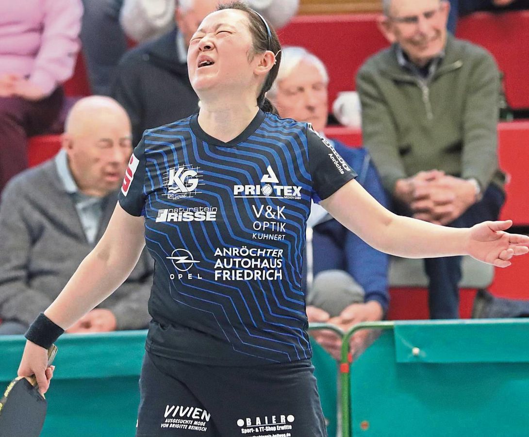 Enttäuscht über den Jahresausklang: Aimei Wang verlor mit dem TTK Anröchte die letzte Partie gegen den TTC Langweid mit 1:6. Dabei zeigte die Nummer 1 aber ein Superspiel gegen die Ukrainerin Veronika Matiunina. Foto: Frank Lütkehaus