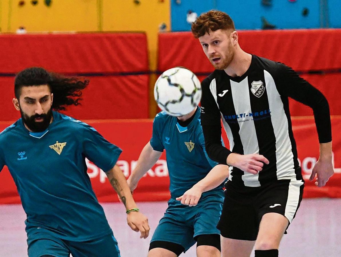 Jan Brings (r.) und der TSV Rüthen bekommen es in der Vorrunde unter anderem mit dem Titelverteidiger und Ausrichter, der Mannschaft von GW Allagen, zu tun. Die Bergstädter gehören traditionell zum Favoritenkreis. Foto: Lion Hildebrandt