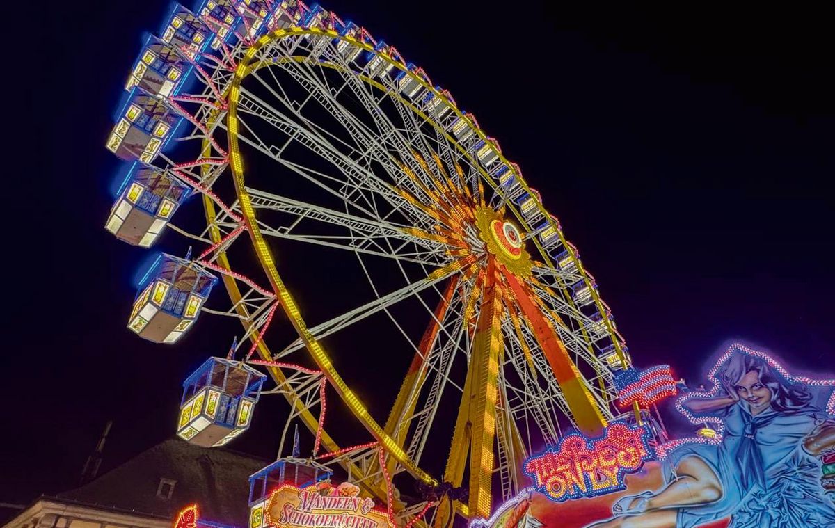 Herbstwochen-Wahrzeichen: Das imposante Willenborg-Riesenrad am Rathaus.