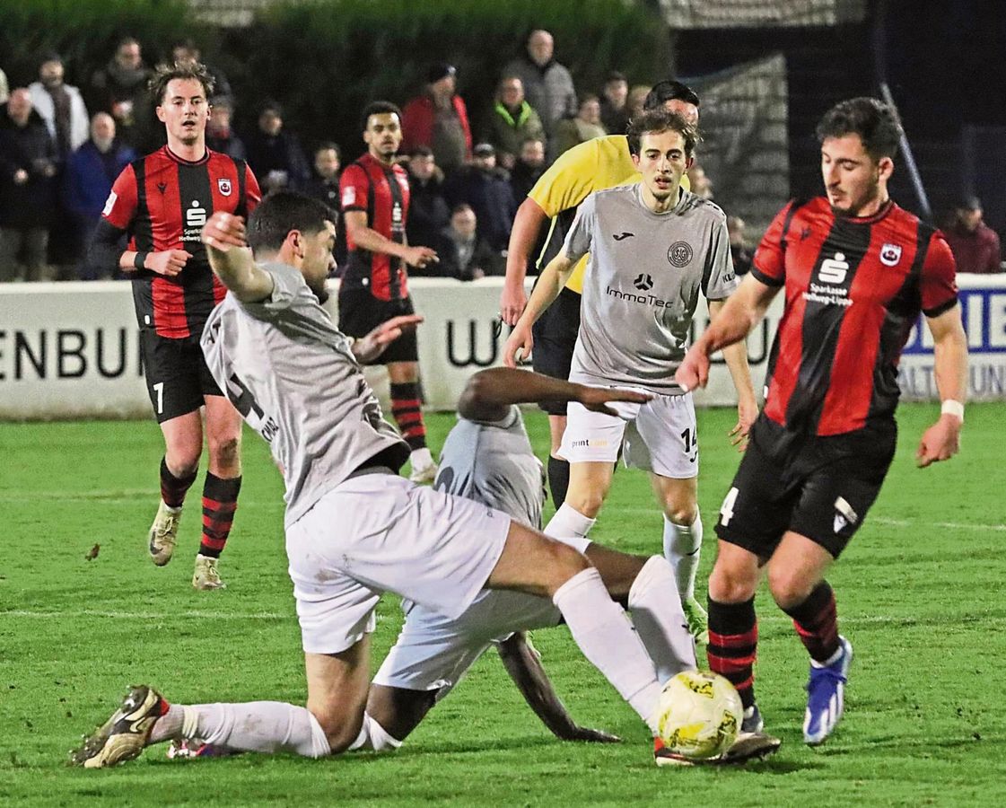 Hart umkämpft war gestern Abend die Partie zwischen dem SV Lippstadt (in Rot) und der SG Wattenscheid. In dieser Szene versucht sich Fatih Ufuk durchzusetzen. Links im Bild Iker Kohl, der gestern nach längerer Pause in der Startelf stand. Fotos: Lütkehaus