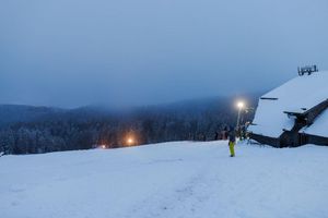 Nach sommerlichen Temperaturen auf dem Schwarzwaldgipfel des Kandels ist der Winter zurückgekehrt - mit jeder Menge Neuschnee. - Foto: Philipp von Ditfurth/dpa