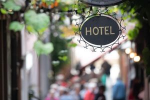 Der späte Ostertermin hat im April für ein deutliches Plus bei den Übernachtungszahlen in Hotels und anderen Beherbergungsbetrieben in Deutschland gesorgt. - Foto: Sebastian Gollnow/dpa