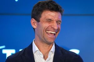 Freut sich auf neue Herausforderungen: Der neue Spieler der Vancouver Whitecaps, Thomas Müller, lacht während einer Pressekonferenz. - Foto: Darryl Dyck/Canadian Press via ZUMA Press/dpa