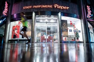 Ein Foto aus schlechten Zeiten: Dezember 2020, wegen eines Corona-Lockdowns blieb auch dieser Pieper-Shop zeitweise geschlossen. Die Shops sind längst wieder geöffnet und bleiben es auch, trotz Insolvenzverfahrens. - Foto: Fabian Strauch/dpa