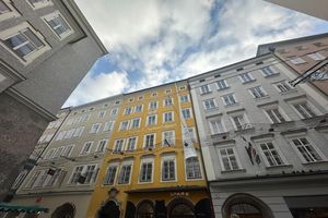 Blick auf das Geburtshaus von Mozart in der Getreidegasse in der Salzburger Altstadt. (Archivbild) - Foto: Gregor Tholl/dpa