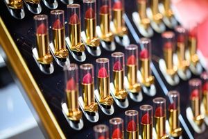 18 Milliarden Euro haben die Menschen in Deutschland im laufenden Jahr für Schönheitspflegeprodukte aus heimischer Produktion ausgegeben - 6,3 Prozent mehr als ein Jahr zuvor. (Symbolbild) - Foto: Daniel Reinhardt/dpa