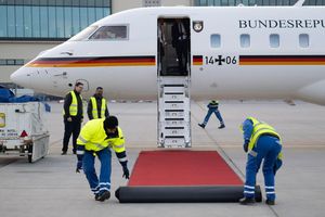 Roter Teppich für den Bundeskanzler - Foto: Boris Roessler/dpa