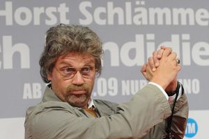 2009 kam der erste Film mit Hape Kerkeling als unsympathischer Lokaljournalist Horst Schlämmer in die Kinos. (Archivbild) - Foto: Jens Kalaene/dpa-Zentralbild/dpa