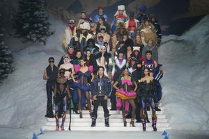 Der kanadische Schauspieler Hudson Williams (Mitte) gab bei der Modewoche in Mailand sein Debüt auf dem Laufsteg. - Foto: Antonio Calanni/AP/dpa