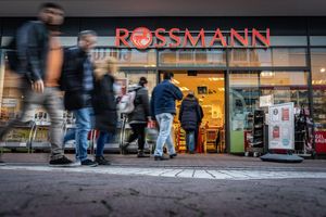Rossmann gehört nach eigenen Angaben zu den größten Drogeriemarktketten in Europa – und sagt nun den klassischen Apotheken den Kampf an. (Archivbild) - Foto: Frank Rumpenhorst/dpa