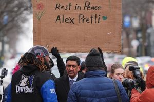 Die tödlichen Schüsse in Minneapolis lassen die Wut auf Trumps Regierung hochkochen. - Foto: Adam Gray/AP/dpa