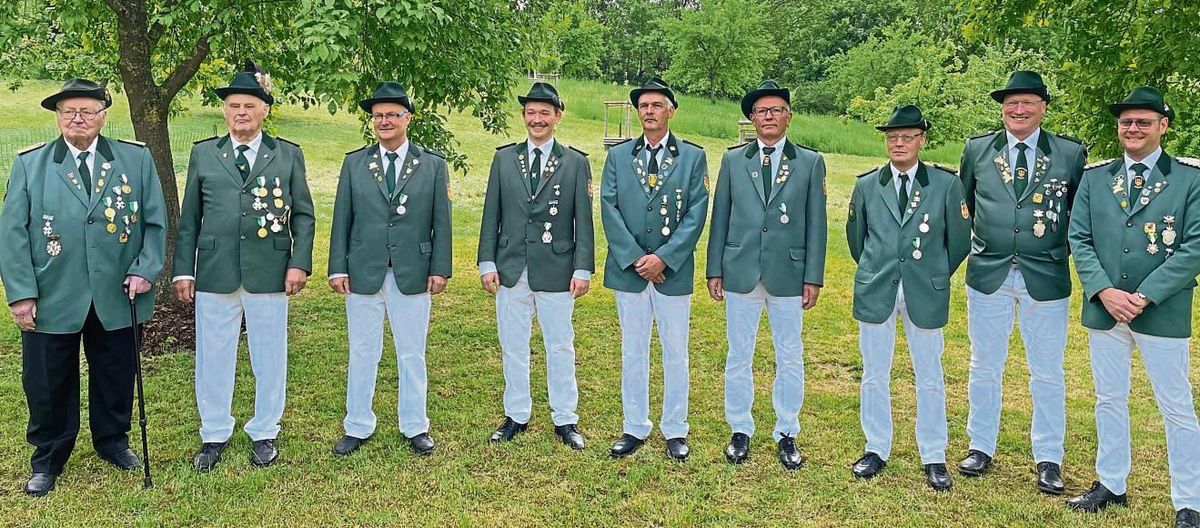 Mit Musik, Marsch und viel Applaus wurden am Wochenende in Rixbeck die langjährigen Mitglieder des Schützenvereins feierlich geehrt. Foto: Schnieder